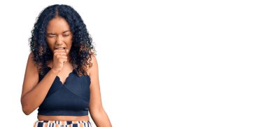 Genç Afro-Amerikalı kadın günlük giysiler giyiyor kendini iyi hissetmiyor ve soğuk algınlığı veya bronşitin belirtisi olarak öksürüyor. sağlık hizmeti kavramı. 