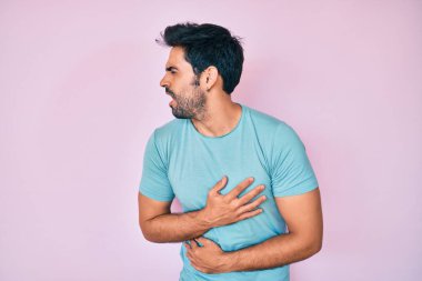 Yakışıklı, sakallı, eli karnında sıradan kıyafetler giyen yakışıklı bir adam. Çünkü mide bulantısı, acı verici bir hastalık kendini iyi hissetmiyor. Ağrı kavramı. 