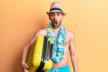 Mayo giyen genç ve kel bir adam ve kamara çantası tutan Hawai zambağı. Şaşırtıcı bir şekilde ağzı açık ve korkmuş, inançsız bir yüz. 