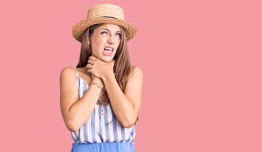 Yazlık şapka takan genç, güzel sarışın kadın boğularak can çekişiyor. Sağlık problemi. Boğulma ve intihar konsepti. 