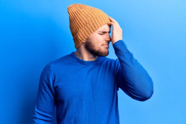 Gündelik kazak giyen ve yün şapka takan genç yakışıklı bir adam, hata yaptığını unutma. Unuttum, kötü hafıza kavramı. 