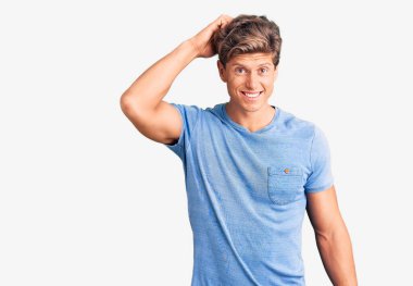 Gündelik kıyafetler giyen genç yakışıklı adam kafaları karıştırır ve soru sorar. Şüpheyle kararsız, kafa kafaya düşünerek. Düşünceli kavram. 