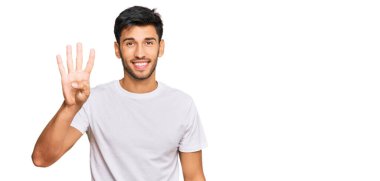 Genç, yakışıklı, günlük beyaz tişörtler giyen dört numaralı parmaklarıyla onu gösterirken kendinden emin ve mutlu bir şekilde gülümsüyor.. 