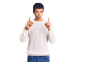 Gündelik giysiler giyen genç Afrikalı Amerikalı adam üzgün ve üzgün görünüyor, parmaklarıyla yön gösteriyor, mutsuz ve depresif.. 