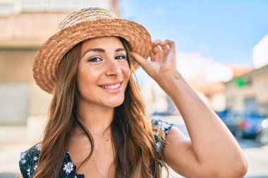 Genç İspanyol kadın tatilde. Gülümsüyor. Şehrin caddesinde mutlu yürüyüşler..