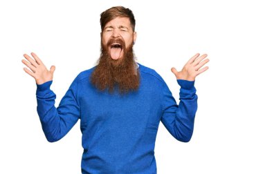 Genç İrlandalı kızıl elbiseli bir adam başarı için deli ve çılgın kutlamalar yapıyor. Kolları havada ve gözleri kapalı, heyecanlı çığlıklar atıyorlar. Kazanan konsept 