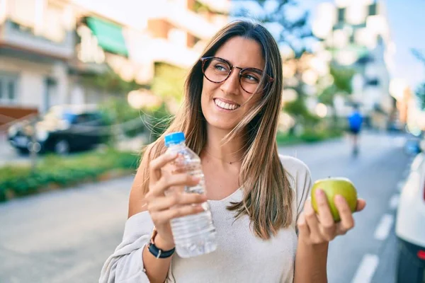 Joven Mujer Caucásica Sonriendo Feliz Sosteniendo Manzana Verde Botella Agua — Foto de Stock