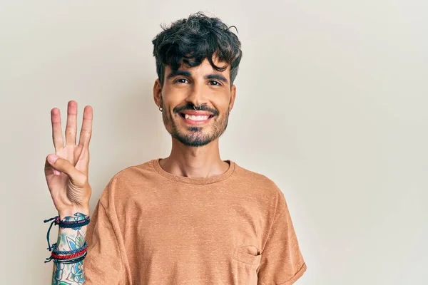 Mladý Hispánec Nosí Ležérní Oblečení Ukazující Ukazující Prsty Číslo Tři — Stock fotografie