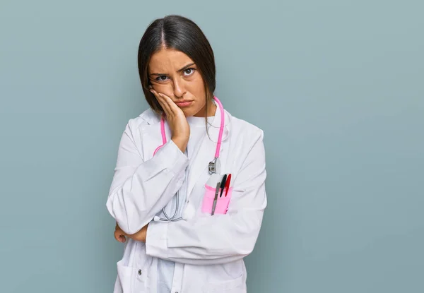 Vacker Latinamerikansk Kvinna Klädd Läkare Uniform Och Stetoskop Tänkande Ser — Stockfoto