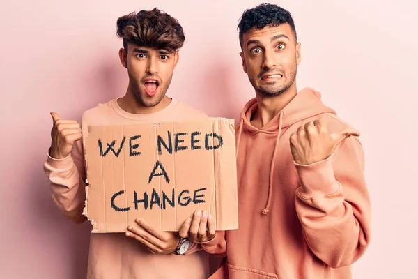 Jeune Couple Gay Tenant Nous Avons Besoin Une Bannière Changement — Photo