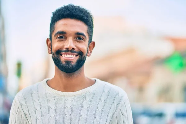 Νεαρός Αφροαμερικάνος Χαμογελάει Χαρούμενος Που Στέκεται Στην Πόλη — Φωτογραφία Αρχείου