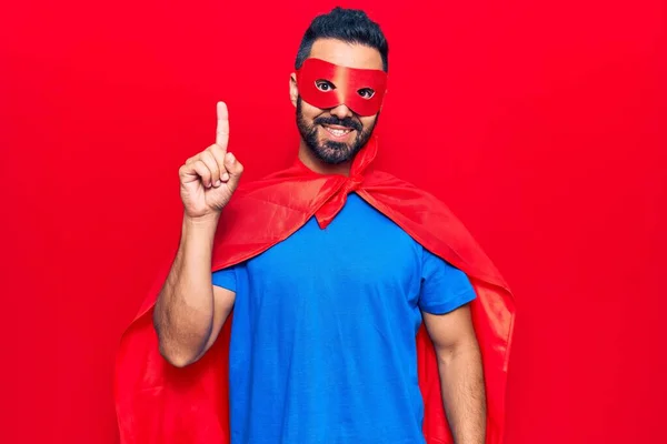 Jovem Hispânico Vestindo Traje Super Herói Sorrindo Com Uma Ideia — Fotografia de Stock