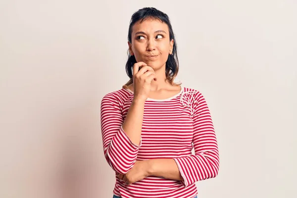 Mujer Joven Con Ropa Casual Pensando Concentrada Duda Con Dedo — Foto de Stock