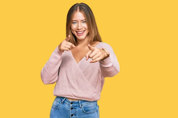 Bella Donna Bionda Indossa Casual Inverno Maglione Rosa Che Punta — Foto Stock