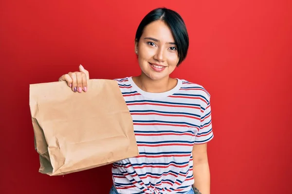 Hermosa Mujer Joven Con Pelo Corto Sosteniendo Llevar Bolsa Papel —  Fotos de Stock