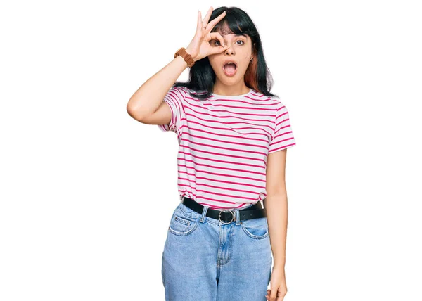 Ung Latinamerikansk Flicka Klädd Avslappnade Kläder Gör Gest Chockad Med — Stockfoto