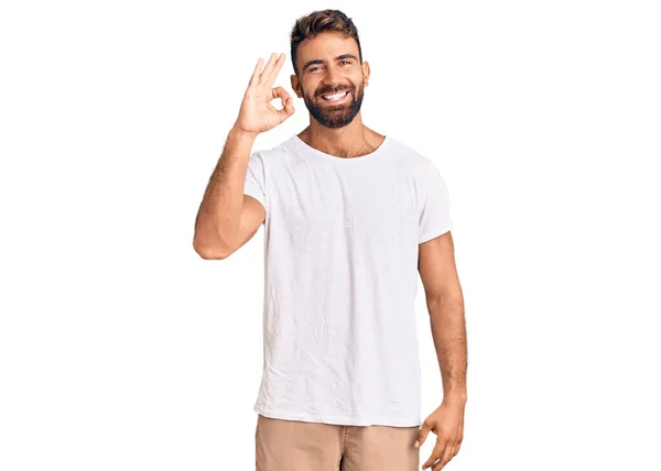 Jonge Latijns Amerikaanse Man Draagt Casual Witte Tshirt Lachend Positief — Stockfoto