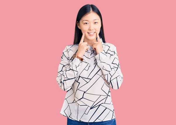 Ung Vacker Kinesisk Kvinna Bär Avslappnad Skjorta Leende Med Öppen — Stockfoto