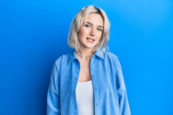 Ung Blond Jente Hverdagsklær Med Kult Smil Ansiktet Heldig Person – stockfoto
