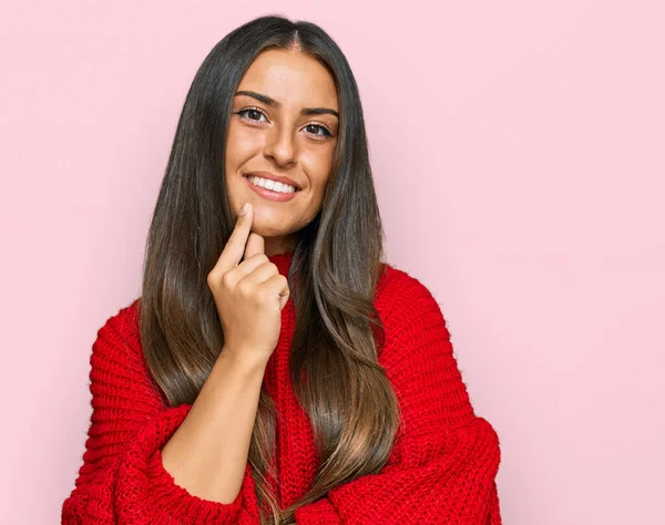 Mooie Latijns Amerikaanse Vrouw Met Casual Kleding Die Zelfverzekerd Kijkt — Stockfoto