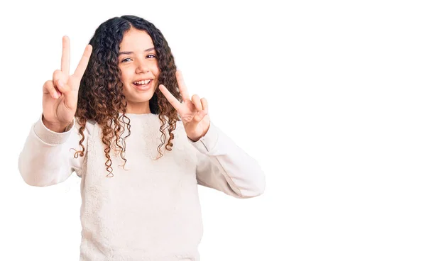 Hermosa Niña Con Pelo Rizado Con Ropa Casual Sonriendo Mirando —  Fotos de Stock