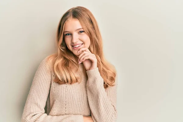 Όμορφη Νεαρή Καυκάσια Κοπέλα Φορώντας Casual Ρούχα Χαμογελώντας Αναζητούν Αυτοπεποίθηση — Φωτογραφία Αρχείου