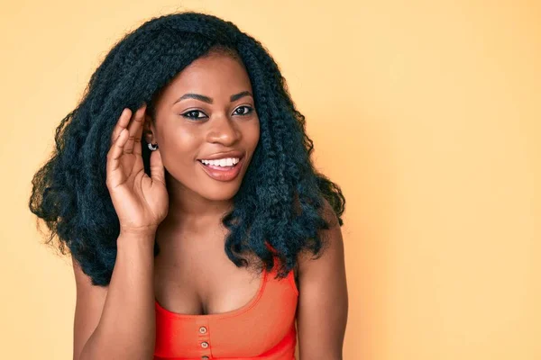 Mulher Africana Bonita Vestindo Roupas Casuais Sorrindo Com Mão Sobre — Fotografia de Stock