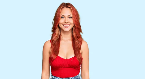 Genç Kızıl Saçlı Sıradan Kıyafetler Giyen Mutlu Havalı Bir Gülümsemesi — Stok fotoğraf