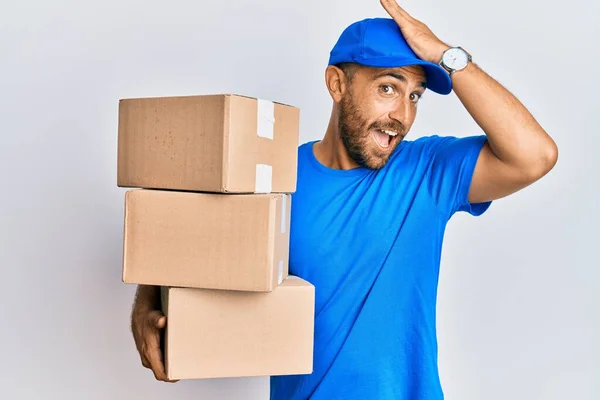 Hombre Guapo Con Barba Llevando Uniforme Mensajero Sosteniendo Paquetes Entrega — Foto de Stock