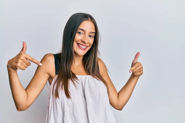 Mulher Hispânica Jovem Vestindo Roupas Casuais Olhando Confiante Com Sorriso — Fotografia de Stock