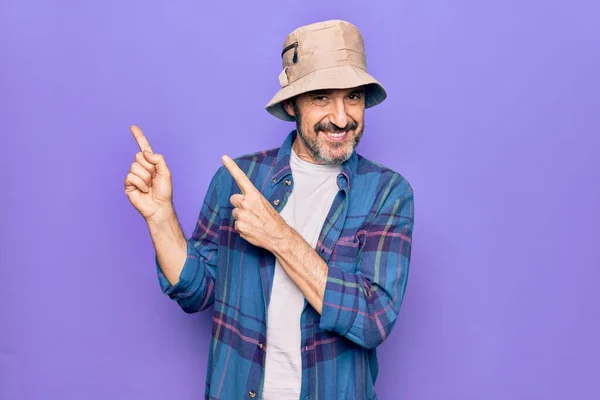 Medioevo Bell Uomo Indossa Camicia Casual Cappello Sfondo Viola Isolato — Foto Stock