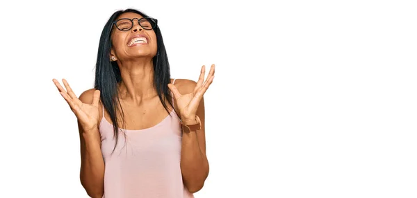 若いアフリカ系アメリカ人の女性は 腕を上げ 興奮して叫んで目を閉じて成功のために狂気と狂気を祝うカジュアルな服や眼鏡を着用 勝者のコンセプト — ストック写真