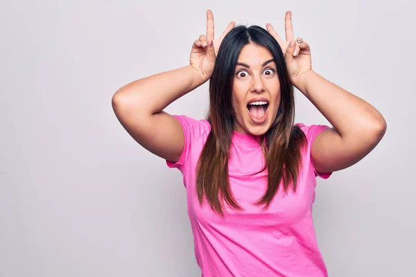 Jovem Bela Mulher Morena Vestindo Camiseta Rosa Casual Sobre Fundo — Fotografia de Stock