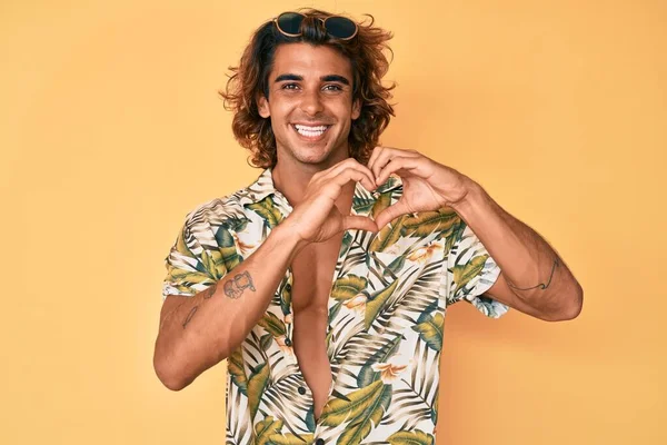 Yazlık Tişört Giyen Genç Spanyol Aşık Bir Adam Elleriyle Kalp — Stok fotoğraf