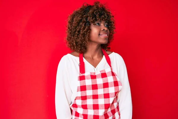 Young African American Woman Wearing Apron Looking Side Relax Profile — Stock fotografie