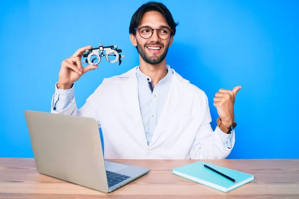 Schöner Hispanischer Optiker Der Klinik Mit Einer Optometrie Brille Die — Stockfoto