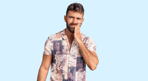 Yaz Kıyafetleri Giymiş Genç Spanyol Bir Adam Diş Ağrısı Diş — Stok fotoğraf