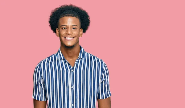 Африканський Американець Волоссям Афро Одягнений Звичайний Одяг Виглядає Позитивним Щасливим — стокове фото