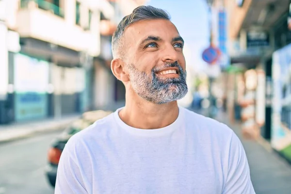 Homem Cabelos Grisalhos Meia Idade Sorrindo Feliz Cidade — Fotografia de Stock