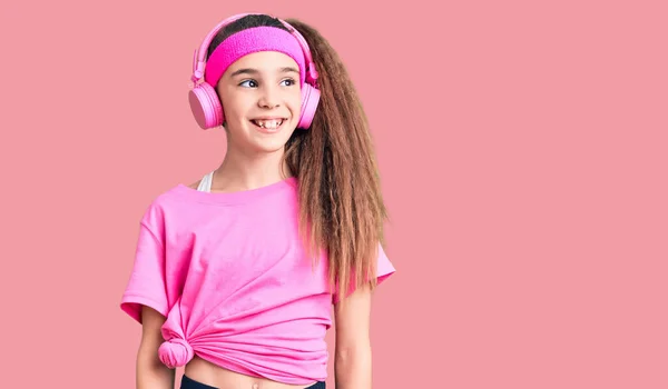 Söt Hispanic Barn Flicka Bär Gym Kläder Och Använda Hörlurar — Stockfoto