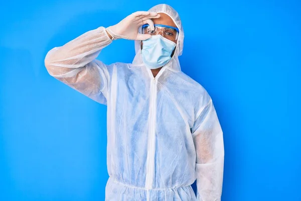 Jovem Hispânico Homem Vestindo Médico Coronavírus Proteção Uniforme Sorrindo Feliz — Fotografia de Stock