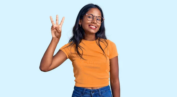 Молодая Индианка Повседневной Одежде Очках Показывает Пальцем Номер Три Улыбаясь — стоковое фото