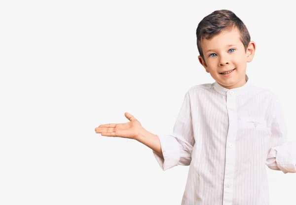 Criança Loira Bonito Vestindo Camisa Elegante Sorrindo Mostrando Ambas Mãos — Fotografia de Stock