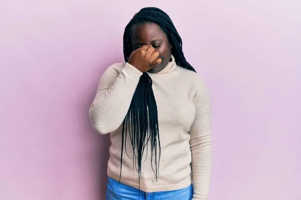 Jonge Zwarte Vrouw Met Vlechten Dragen Casual Winter Trui Moe — Stockfoto