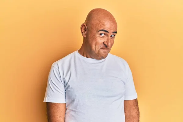 Olgun Orta Doğulu Adam Günlük Beyaz Tişörtler Giyiyor Gülümsüyor Yan — Stok fotoğraf