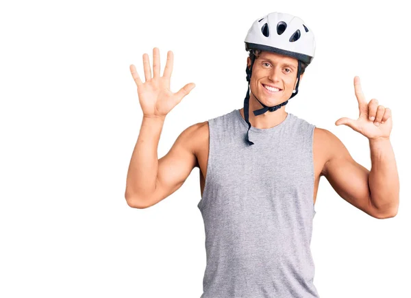 Jovem Homem Bonito Usando Capacete Bicicleta Mostrando Apontando Para Cima — Fotografia de Stock