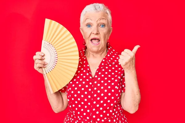 Mulher Bonita Sênior Com Olhos Azuis Cabelos Grisalhos Acenando Ventilador — Fotografia de Stock