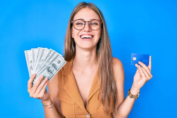 Ung Blond Flicka Som Håller Kredit Bil Och Dollar Ler — Stockfoto