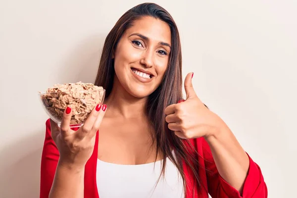 Joven Hermosa Morena Sosteniendo Tazón Cereales Copos Maíz Sonriendo Feliz — Foto de Stock