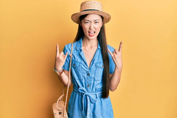 Junge Chinesin Mit Sommermütze Und Verrücktem Gesichtsausdruck Die Rock Symbol — Stockfoto